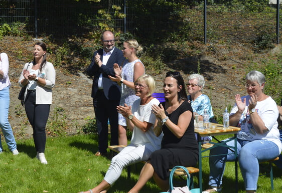 Superintendent Grote bei der Einweihung der Kita Wichern in Lüdenscheid - hier im Gespräch mit Rabea Schroller, Fachberatung des Kirchenkreises für Tageseinrichtungen für Kinder (Foto: Kannenberg)