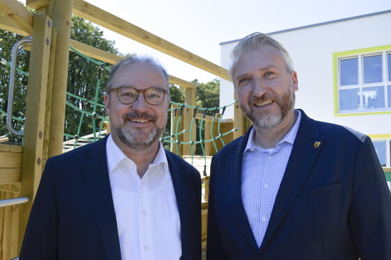 Christof Grote (l.) und Lüdenscheids Bürgermeister Sebastian Wagemeyer bei der Einweihung Kita Wichern (Foto: Kannenberg)