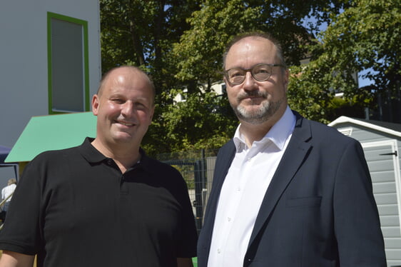 Dr. Grote (r.) und Dirk Cechelius - Geschäftsführer des Trägerverbundes der Evangelischen Kindertageseinrichtungen im Ev. Kirchenkreis Lüdenscheid-Plettenberg (Foto: Kannenberg)