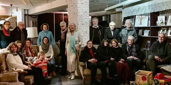 Für das gemeinsame Friedengebet versammelten sich Menschen aus unterschiedlichen Denominationen in der ‚Guten Stube‘ in Lüdenscheid (Foto: Kannenberg)