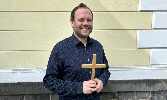 Simon Schupetta wird ab dem 01. Augst der neue Pfarrer der Evangelisch-lutherischen Kirchengemeinde Berumerfehn. Nach insgesamt sechs Jahren verlässt der 37-Jährige damit die Ev. Kirchengemeinde Brügge-Lösenbach (Foto: EKKLP)