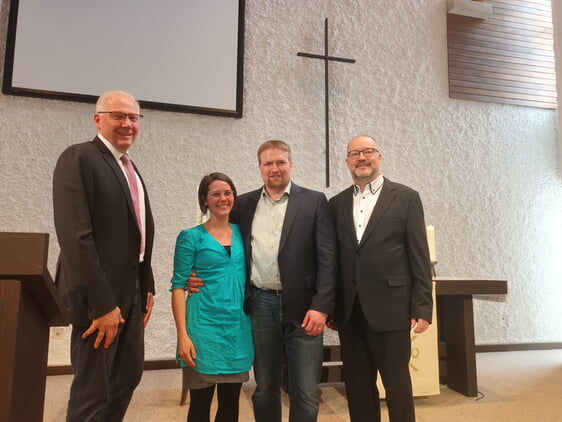 Johannes Seidel, gemeinsam mit seiner Ehefrau Damaris, Landesjugendpfarrer Christian Uhlstein (l.) und Superintendent Christof Grote nach dem feierlichen Gottesdienst (Foto: EKKLP)