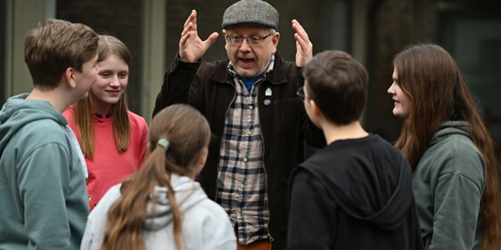 Henner Kallmeyer hat schon viele Theaterstücke mit Schulen inszeniert, unter anderem „Die Kinder der toten Stadt“. (Foto: Marcus Bottin)