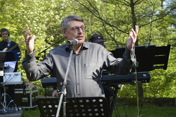 Bei strahlend schönem Wetter begrüßte Pfarrer Reiner Gremmels (Ev. Christus-Kirchengemeinde Lüdenscheid) die Anwesenden im Lüdenscheider Stadtpark. (Foto: Kannenberg)