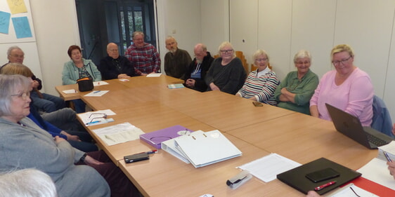 Rund die Hälfte der derzeit 45 Mitglieder bekundete reges Interesse an der Arbeit des Fördervereins „Die Kirche im Dorf lassen“. (Foto: Crummenerl)