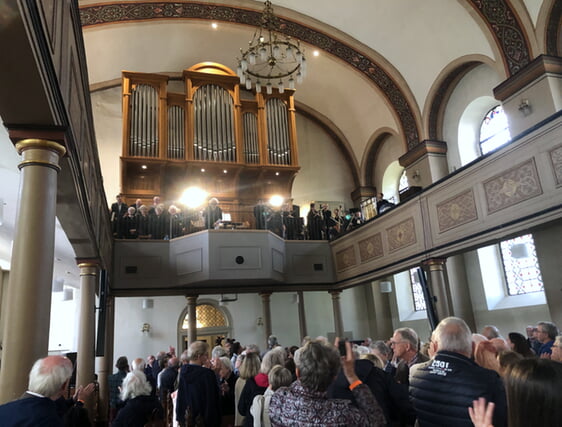 Standing Ovations gab es nach den Aufführungen auch für die Musiker auf der Empore in der Erlöserkirche (Foto: Kannenberg)