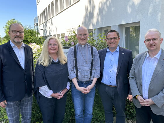 Trafen sich zum diesjährigen Austausch (v.l.n.r.): Superintendent Dr. Christof Grote, Geschäftsführerin Sabine Rehbein, Dechant Patrick Schnell, Landrat Marco Voge und Dechant Andreas Schulte (Foto: EKKLP)