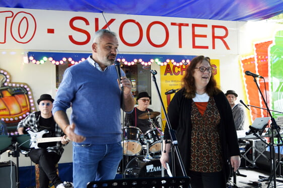 Der Besitzer des Autoscooters Wendler (l.), hier mit Pfarrerin Ramona Winkler-Rudzio, stellt auch in diesem Jahr seinen Autoscooter gerne zur Verfügung. Zur großen Freude der Kinder hatte er nach dem letzten Gottesdienst spontan die Fläche zum Fahren freigegeben (Foto: Kannenberg)