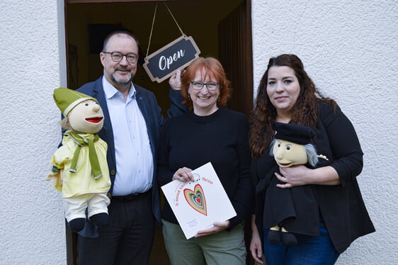 Superintendent Christof Grote, Medienstelle-Leiterin Katharina Thimm (m.) und Ansprechpartnerin Incoranata Sanchez sind stolz über die neugestaltete Medienstelle des heimischen Kirchenkreises und freuen sich über den Besuch von Interessenten (Foto: Kannenberg)