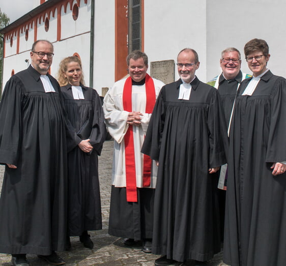 Sie gestalteten gemeinsam den Festgottesdienst in der Jesus-Christus-Kirche (v.l.n.r): Superintendent Dr. Christof Grote, Pfarrerin Martina Kämper, Pastor Stefan Beilicke Pfarrer Klaus Kemper-Kohlhase, Pfarrer Dirk Gogarn und Oberkirchenrätin Katrin Göckenjan-Wessel (Foto: Büdenbender)