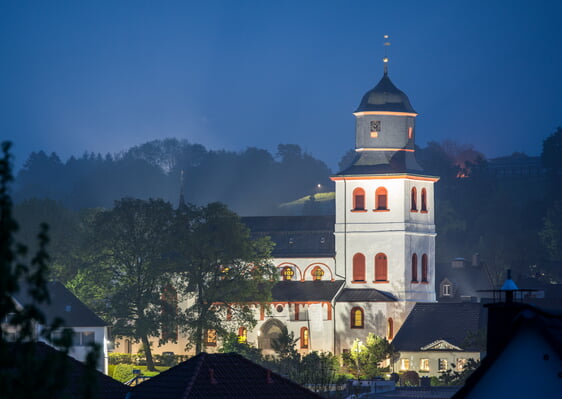 Die Feierlichkeiten zum 800. Geburtstag der Jesus-Christus-Kirche in Meinerzhagen sollte schon 2020 stattfinden, mussten dann aber aufgrund der Corona-Pandemie verschoben werden. Das Baujahr der historischen Kirche wird um 1220 geschätzt (Foto: Büdenbender)