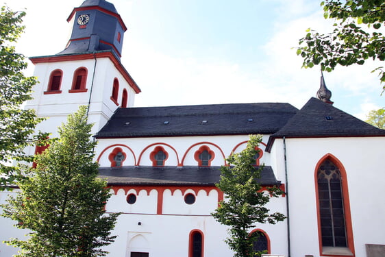 Ein erhöhtes Mittelschiff und niedrigere Seitenschiffe zeichnen die Jesus-Christus-Kirche in Meinerzhagen als Basilika aus (Foto: Salzmann)