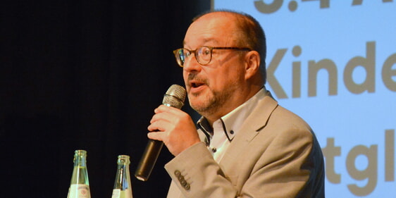 Superintendent Dr. Christof Grote kündigte an, dass die Gemeinde im Kirchenkreis in Kürze mit einer Bestandserfassung ihrer Gebäude beginnen sollen (Foto: Wolfgang Teipel)