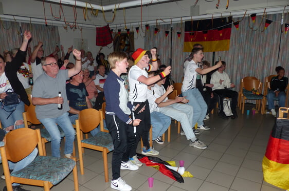 Da kam Stimmung auf: Beim Public Viewing im Evangelischen Gemeindehaus Rönsahl freuten sich rund fünfzig Zuschauer aller Altersklassen über den klaren Auftaktsieg der deutschen Fußball-Nationalmannschaft (Foto Crummenerl)