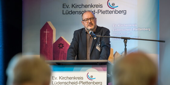 Christof Grote, Superintendent des Evangelischen Kirchenkreises Lüdenscheid-Plettenberg, sieht mit der Thematik ‚Zukunfts- und Abschiedsgebäude‘ eine große Herausforderung auf den Kirchenkreis und die Kirchengemeinden zukommen. Aus seiner Sicht wäre es aber fahrlässig jetzt nicht zu handeln. Das Ziel muss sein, die angespannte Haushaltslage von Kirchenkreis und Kirchengemeinden langfristig zu entlasten, damit man in den Hauptaufgaben handlungsfähig bleiben kann (Foto: EKKLP)