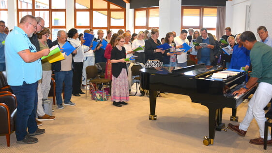 Fröhlicher Gesang füllte die „Halle der Begegnung“ im „Landhaus Nordhelle“. Foto: Wolfgang Teipel