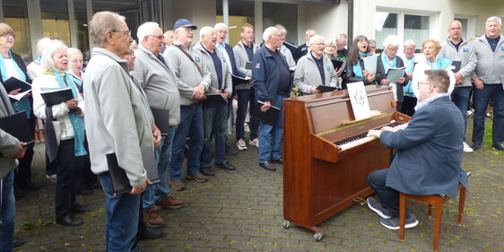 Erfreute einmal mehr mit den zu Gehör gebrachten Liedvorträgen - der Chor der ev. Kirchengemeinde in Rönsahl unter Leitung von Chordirektor Ingo Reich (Foto: Crummenerl)