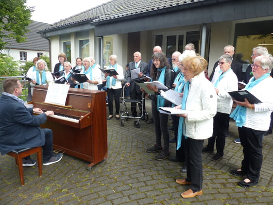 Einen bunten Melodienstrauss wussten der MGV „Volmequelle Scherl“ und der Chor der gastgebenden Evangelischen Kirchengemeinde, beide unter Leitung von Chordirektor Ingo Reich, – so bei ihrem gemeinsamen Auftritt - beim traditionellen Singen unter der Eiche zu flechten und bekamen dafür viel Beifall (Foto: Crummenerl)