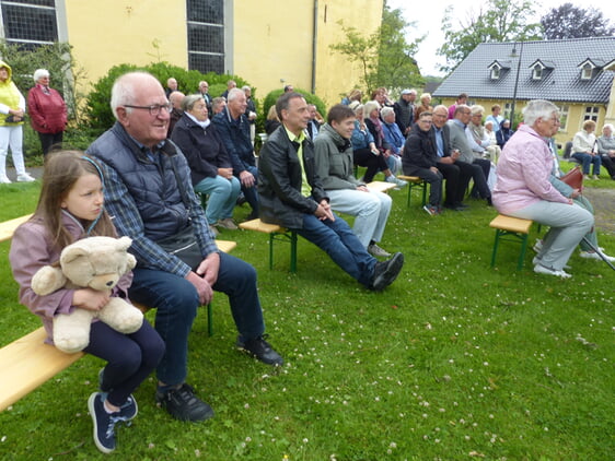 Der eine oder die andere ließ sich nicht lange bitten, als zum Mitmachen beim stets gut angenommenen gemeinsamen Singen und Musizieren unter dem Blätterdach der Eiche eingeladen wurde (Foto: Crummenerl)