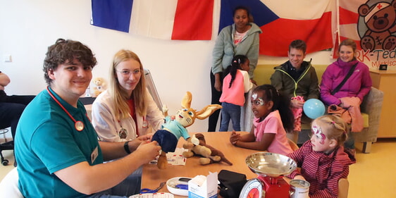 In der DRK-Teddyklinik wurden kranke Kuscheltiere liebevoll behandelt. Wie in einer richtigen Praxis gab's einen Wartebereich - und eine lange Warteliste behandlungsbedürftiger Patienten. (Foto: Salzmann)