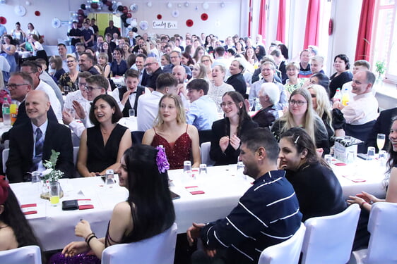 Für die Feier mit Lehrern und Angehörigen hatte die Schule die Schulaula festlich hergerichtet. (Foto: Salzmann)