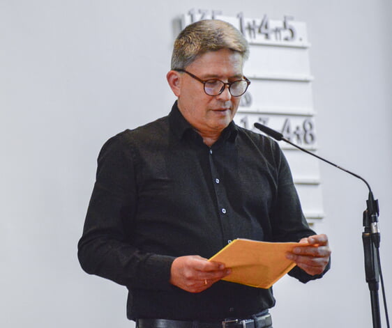 Sven Holger Philippsen beim Willkommensgruß und Anmoderation (Foto: Kannenberg)