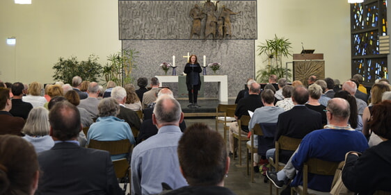 Pfarrerin Ramona Winkler bei der Begrüßung der vielen Gäste. (Foto: Kannenberg)