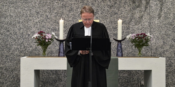 Pfarrer Achim Riggert bei seiner Abschiedspredigt. (Foto: Kannenberg)