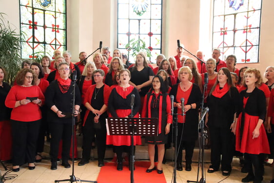 Durch Projektchor-Sänger verstärkt, bot der Gospelchor Risecorn am Samstag in der Kirche Oberrahmede ein mitreißendes Hörerlebnis. (Foto: Salzmann)