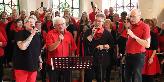 Seine Solisten Antje Langenegger, Peter Kanitz, Cora Alles und Michael Hegemann setzt der Chor wunderbar in Szene. (Foto: Salzmann)