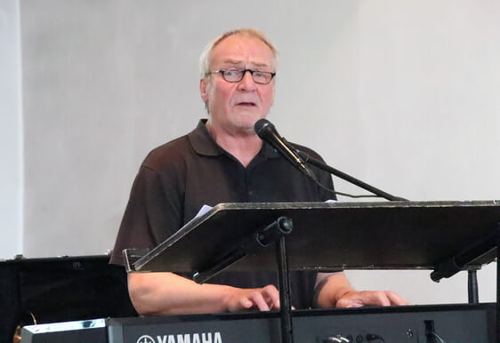 Chorleiter Helmut Jost glänzte beim Konzert als Musiker, Komponist, Solist und Erzähler. (Foto: Salzmann)