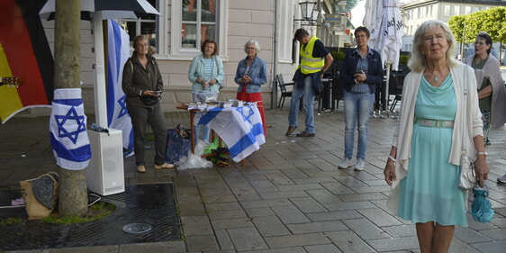 Auch Irmtraut Hunke (1. Vorsitzende der Evangelischen Allianz Lüdenscheid, Evangelische Christuskirche Lüdenscheid) war es wichtig, an diesem Tag ein Zeichen gegen Antisemitismus zu setzen. (Foto: Kannenberg)