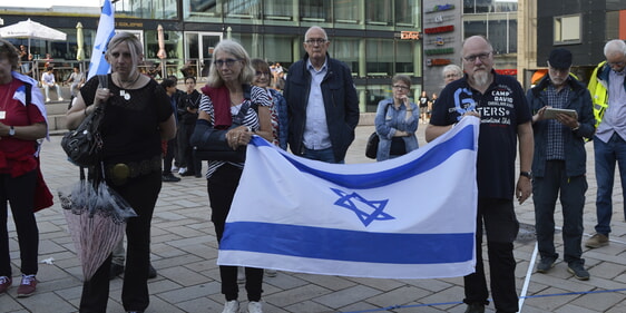 Die Beteiligten setzten mit dem Halten der Fahne Israels ein klares Zeichen. (Foto: Kannenberg)