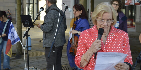 Hella Goldbach (Christlich-Jüdische Zusammenarbeit e.V.) verlas eine sehr klare Botschaft und betet mit den Anwesenden. (Foto: Kannenberg)