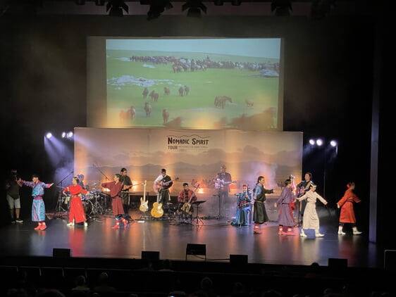 Die mongolischen Musikerinnen und Musiker präsentieren Musik- und Tanzeinlagen aus einer fernen Welt. (Foto: Kleine)