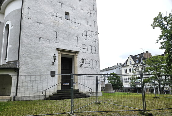 Der Bereich um den Turm ist seit langem mit einem Bauzaun abgesichert. (Foto: Teipel)