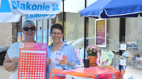 Anke Frye und Martina Sühwold haben am Samstag vor dem dm-Markt im P-Center 300 Herzen eingesammelt. Foto: Wolfgang Teipel