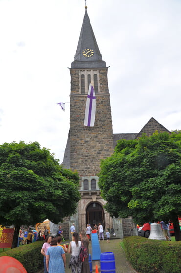 Die Erlöserkirche prägt seit 110 Jahren den Norden des Klosterplatzes der Hansestadt Attendorn (Foto: Ernst)