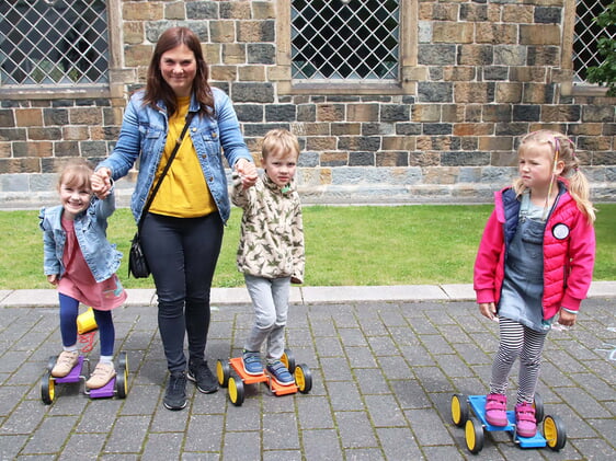 Balancierroller gehörten beim Sommerfest rund um die Erlöserkirche zu dem Spielmöglichkeiten für Kinder (Foto: Salzmann)