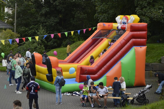 Die riesige Hüpfburg ist jedes Jahr auf Neue das Highlight für die Kinder auf dem überkonfessionelles Straßenfest in der Eduardstraße in Lüdenscheid (Foto: Kannenberg)