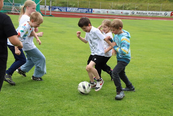 Jungen und Mädchen freuten sich gleichermaßen, beim Zeltlager Fußball spielen zu können (Foto: Salzmann)