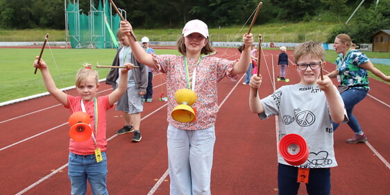 Mit verschiedenen Spielgeräten testeten die Kinder ihre Geschicklichkeit. Im Stadion war ausreichend Platz, um sich auszupowern (Foto: Salzmann)