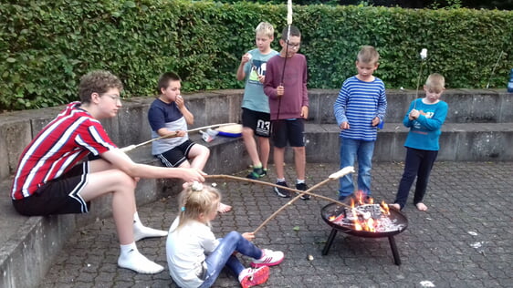 Ein zünftiges Lagerfeuer darf bei keiner Ferienspaß-Aktion fehlen (Foto: Ernst)