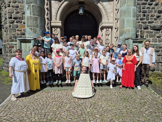 Nach einer schönen und spannenden Woche stellten sich alle Teilnehmerinnen und Teilnehmer der Ferienspaß-Aktion der Kirchengemeinde Attendorn-Lennestadt noch einmal dem Fotografen (Foto: Ernst)