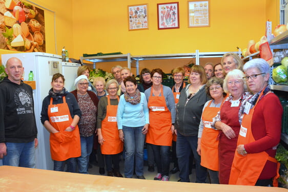 Diese Frauen und Männer vom Team der Plettenberger Tafel gehören zum großen Team der Freiwilligenzentrale. Foto: Wolfgang Teipel