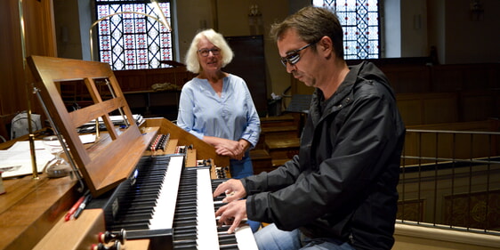 Regina Mira Bahlo an der Orgel mit Kreiskantor Dmitri Grigoriev (Foto: Kannenberg)