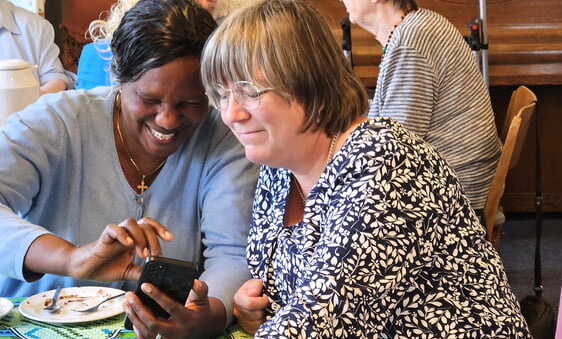 Nach dem Gottesdienst in der Erlöserkirche nahm die Delegation (hier Georgina Kilezi) am Kirchenkaffee teil (Foto: Wolfgang Teipel)