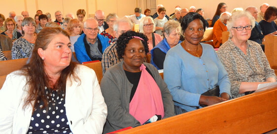 Beim Gottesdienst in der Erlöserkirche: Jutta Tripp (Büro Superintendent) Tapita Tuvana, Georgina Kilezi und Ursula Büsing (Arbeitskreis Partnerschaft Missenye-Plettenberg) (Foto: Wolfgang Teipel)