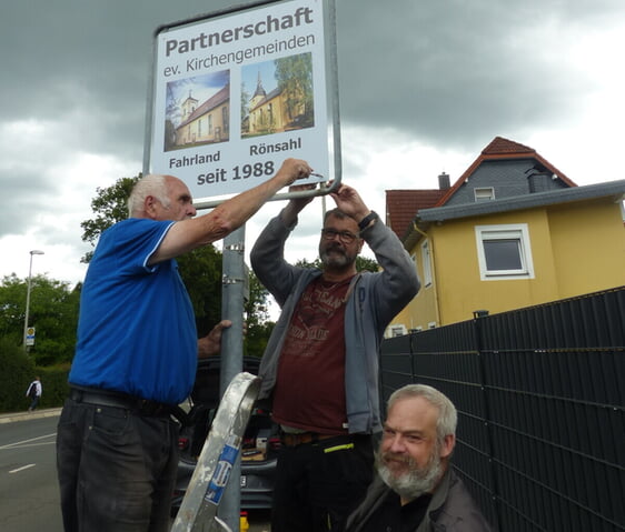 Mitglieder der Dorfgruppe zur Ortsbilverschönerung tauschten am die inzwischen inhaltlich überholten und zumteil auch kaum noch lesbaren Hinweisschilder der beiden Rönsahler Kirchengemeinden auf deren sonntägliche Gottesdienste aus (Foto: Crummenerl)