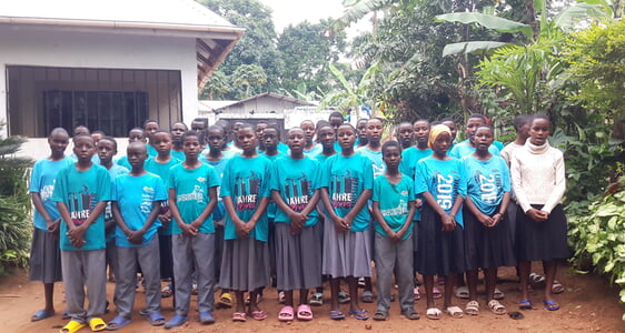 Die Mädchen und Jungen aus dem Kinderhaus tragen als Schulkleidung P-Weg-T-Shirts, die nach den Veranstaltungen in den vergangenen Jahren übrig geblieben sind. Foto: Lugemeleza